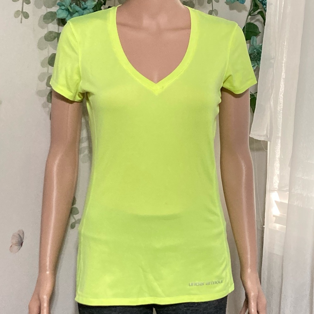 💎 (4/$30) Sz M Under Armour V-Neck Women's Top